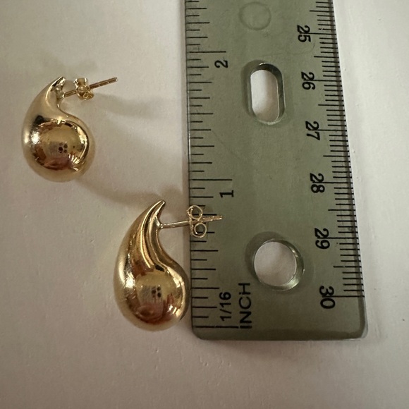 10kt Yellow Gold Teardrop Earring - Picture 3 of 4